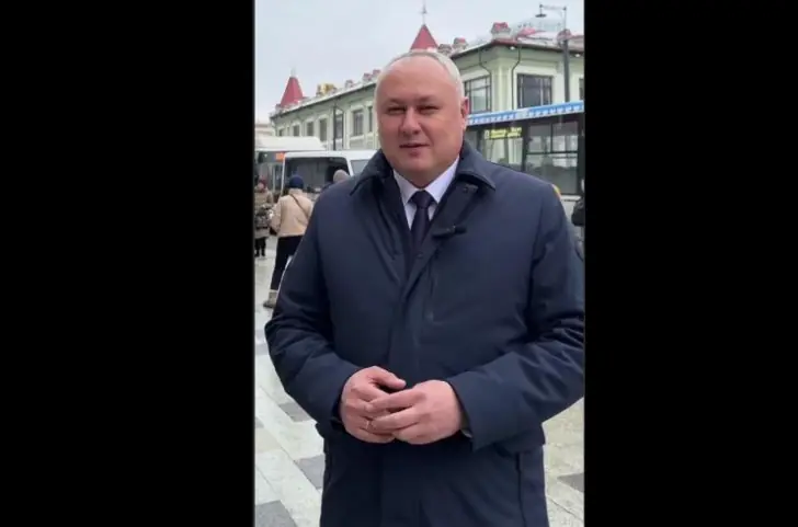 Министр из Башкирии раздал цветы женщинам из автобуса в свой день рождения