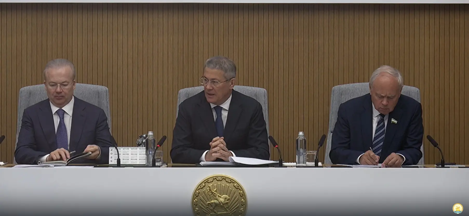 На столе Хабирова появилась статуэтка солдата с оружием – известно, откуда она