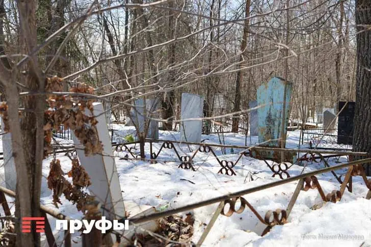 «Город утопает в кладбищах»: под Уфой заметили много брошенных могил