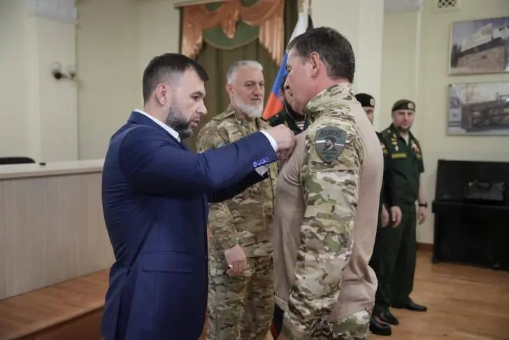 Марату Мирхайдарову вручили медаль «За отвагу» из рук главы ДНР Дениса Пушилина