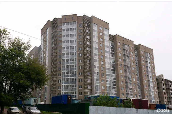 Источник: в Уфе мужчина выпал с 14-го этажа на машину