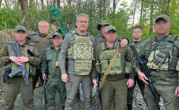 Радий Хабиров вручил медали Шаймуратова бойцам на передовой в зоне СВО