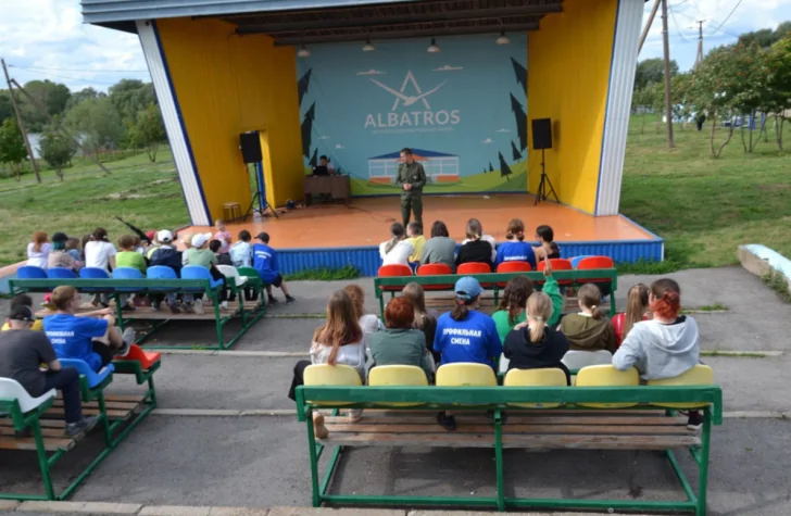 В Башкирии участник СВО показал детям, как надо обращаться с оружием