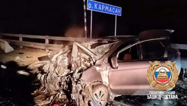 Два человека погибли в столкновении с бетонным отбойником в Башкирии