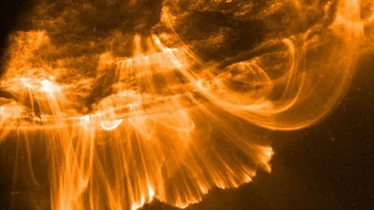 Мощнейшая магнитная буря красного спектра прорвалась через орбиту Земли