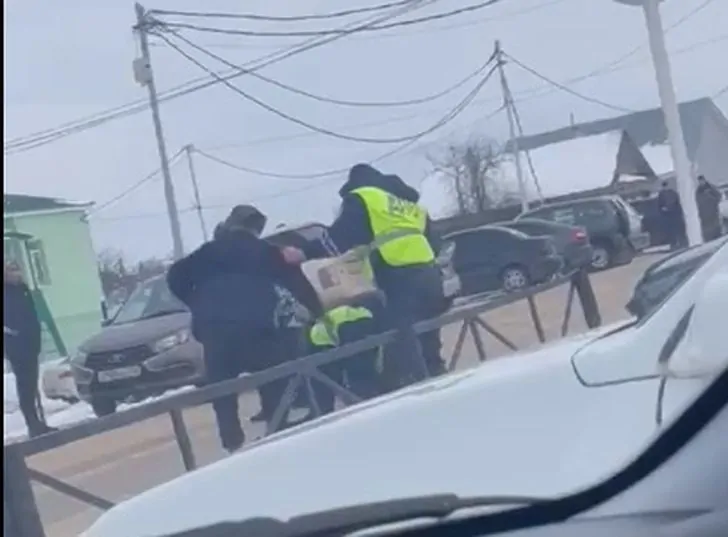 В Башкирии отец и сын набросились на постовых ДПС и устроили драку