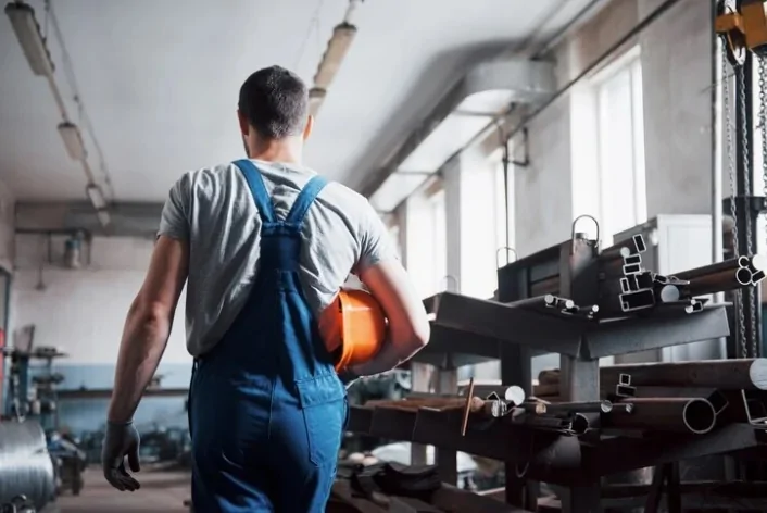 «Валите отсюда, у нас очередь»: рядовой инженер из УМПО рассказал о высоких зарплатах «по блату»