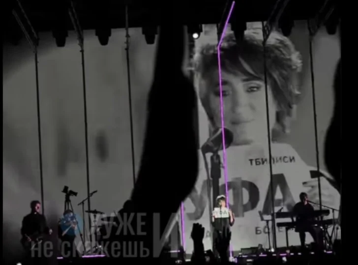 На концерте Земфире* передали плакат с надписью «Уфа» – певица растрогалась  