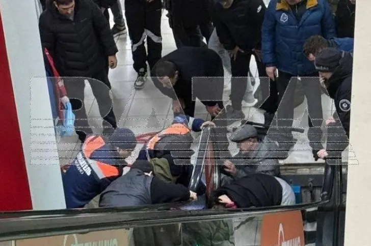 Девочке зажало руку в эскалаторе торгового центра в Фокино