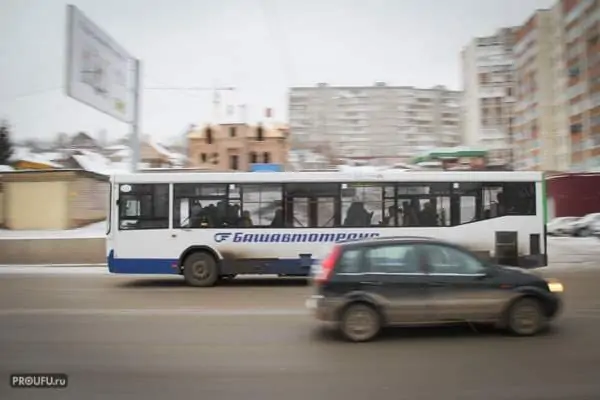 В Уфе мужчина лапает девушек в автобусе после смены на заводе