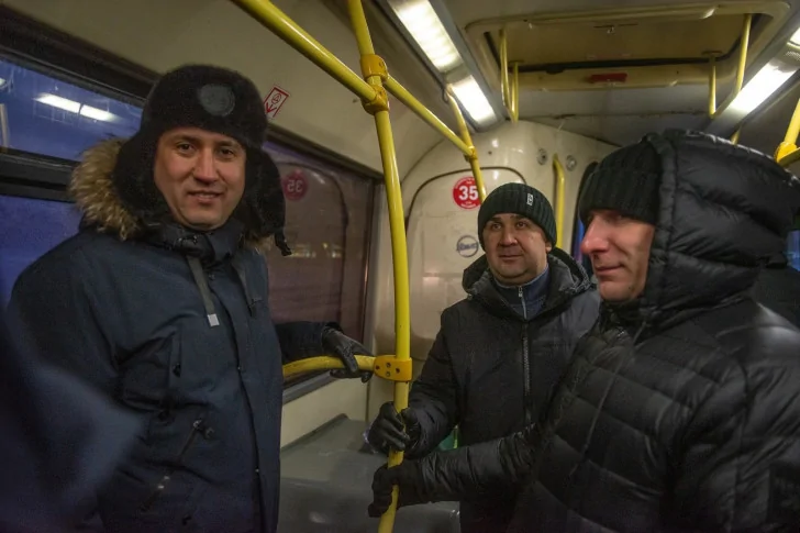 «Посмотрите, как пенсионеры мучаются»: в Татарстане захейтили проехавшихся на автобусе чиновников 