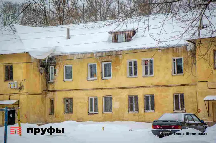 «Разрывает горло от тошноты». «Сумасшедшая» кошатница захватила подъезд в Черниковке