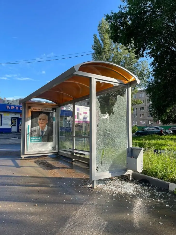 В Башкирии уберут стекла на остановках из-за пакостей вандалов