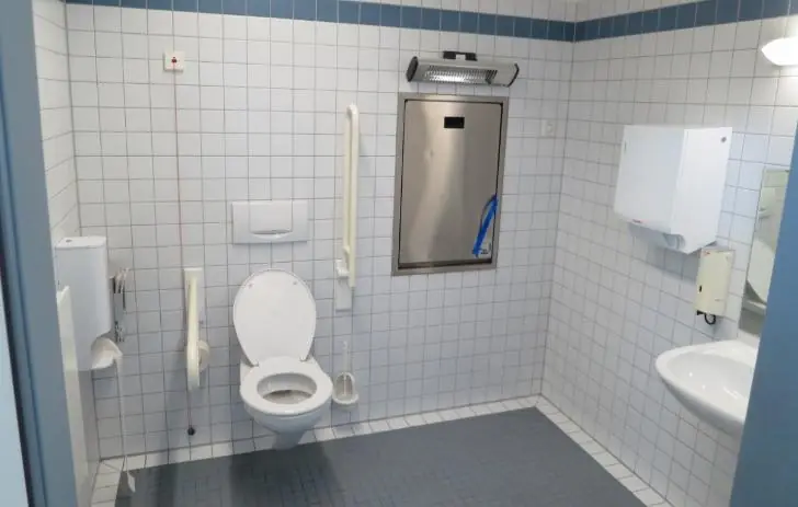 Почему японцы садятся на унитаз лицом вперед: причина интересная — но логика точно есть 