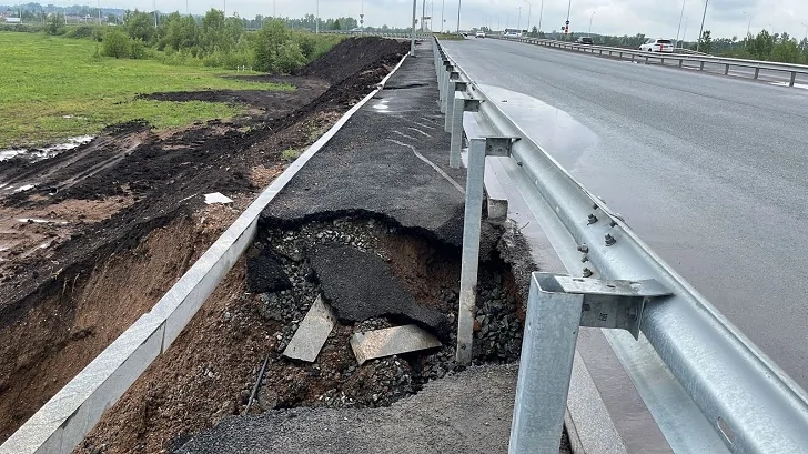 На скандальном Зининском путепроводе вновь обвалилась дорога
