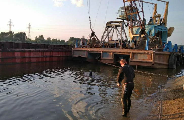 В Уфе на реке Белой под баржей утонул молодой парень