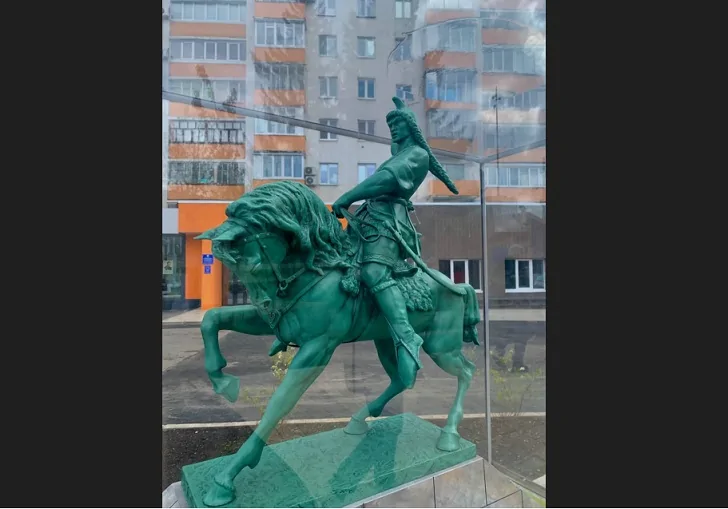 Еще одна миниатюра известного памятника была установлена на аллее Театра кукол