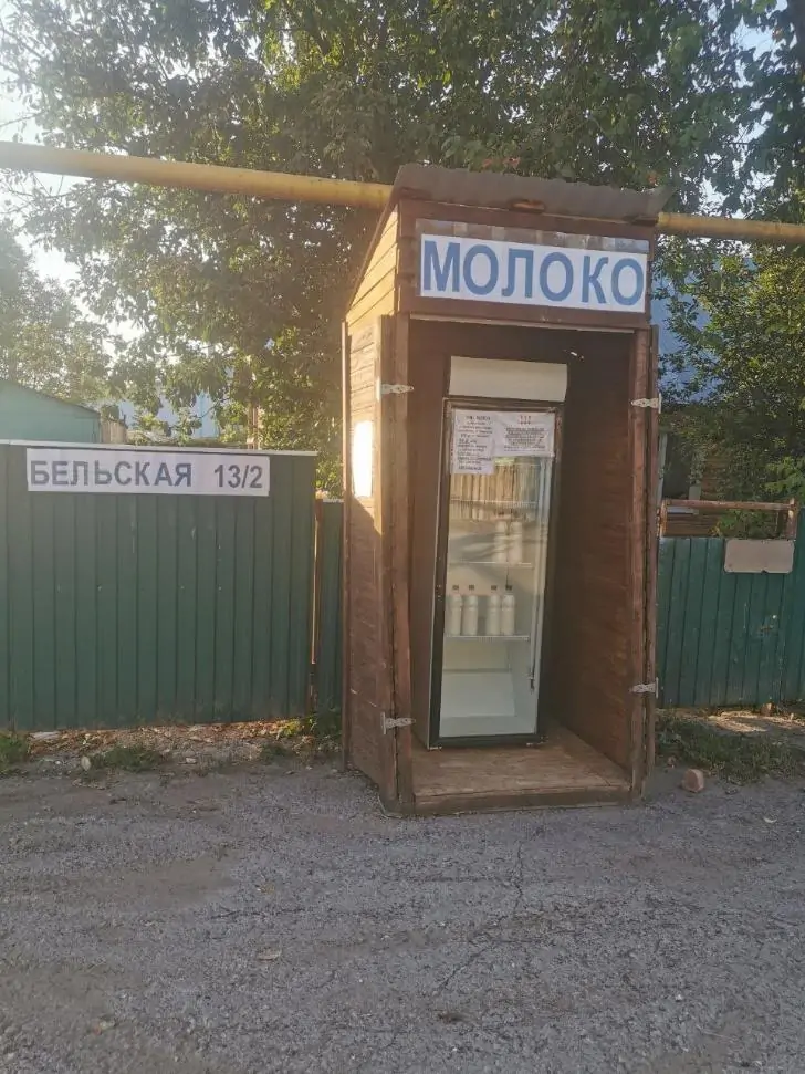 «Просто бери, и все!»: фермер установил холодильник с деревенским молоком на улице Уфы