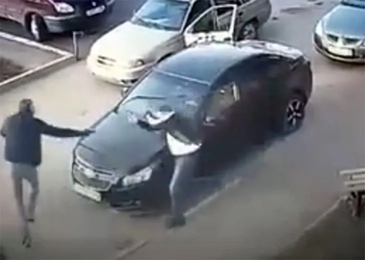 Дорожный конфликт мотоциклиста и водителя нивы в казахстане закончился массовой дракой