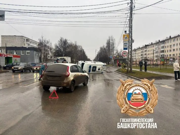 Карета скорой помощи опрокинулась в Башкирии: медики ехали на вызов