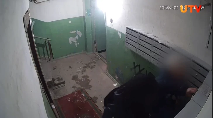 В Уфе странная парочка похитила из подъезда многоэтажки новые почтовые ящики