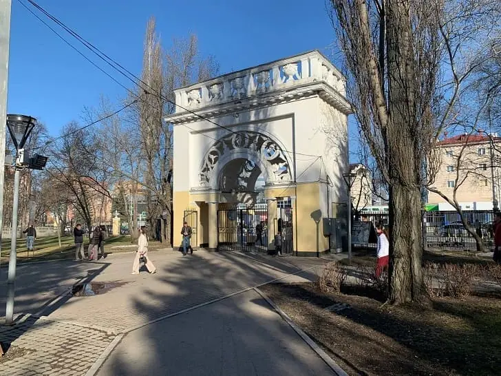 Сгоревший ресторан, цветущее озеро и аттракционы из 90-х: во что превратился парк Якутова. Фоторепортаж 