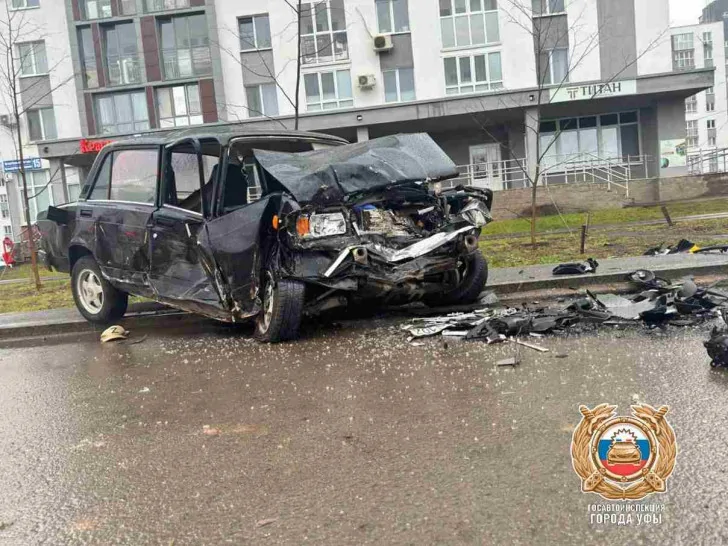 В Уфе «семерка» на бешеной скорости врезалась в припаркованный грузовик