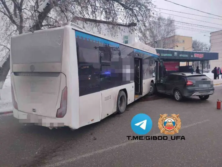 Пассажирский автобус вылетел на встречку и столкнулся с легковушкой в Уфе