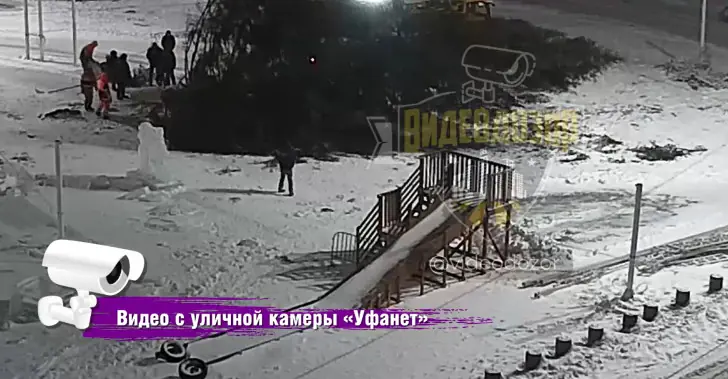 Снесенную ветром елку в уфимской Черниковке вернули на место