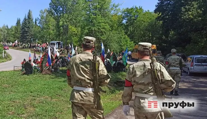 Упавшие российские флаги, знамя «Вагнера» и плюшевые мишки: репортаж с кладбища военных под Уфой