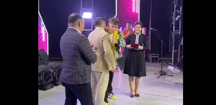 Стало известно, какую награду вручил Бадранов певцу Элвину Грею