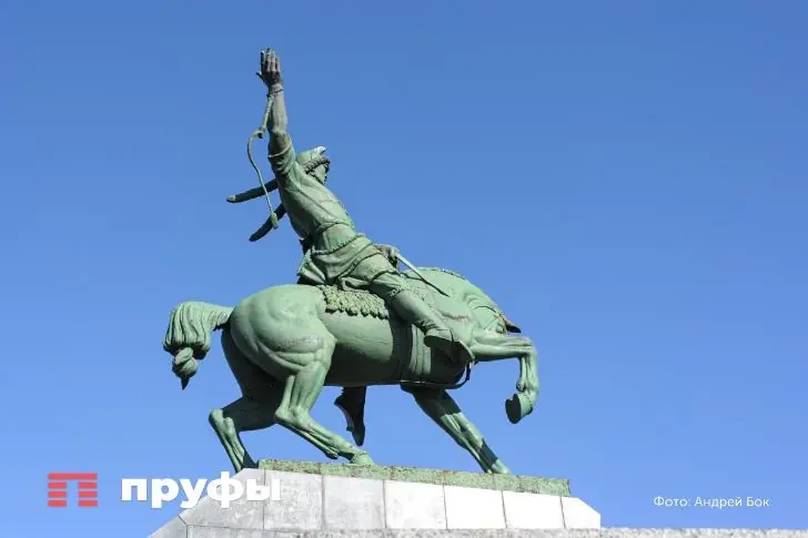 «Есть два-три варианта»: Радий Хабиров проверил ход реставрации памятника Салавата Юлаеву