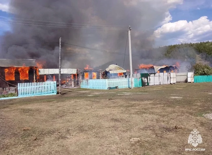 В Башкирии горит село. Пожар не могут потушить несколько часов