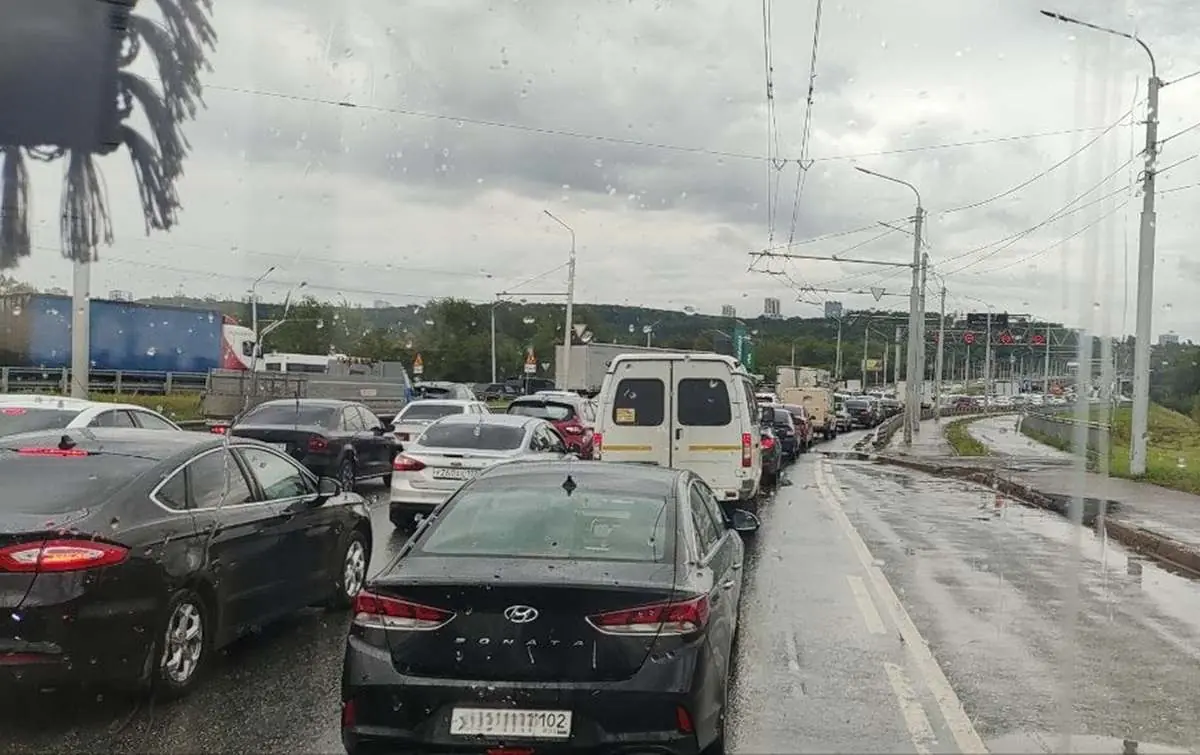 «И пусть весь мир подождет»: Затон загибается в километрах пробках, авариях и недовольстве водителей