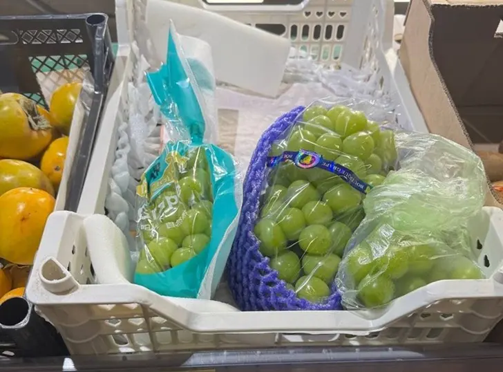 В магазинах обнаружили странный виноград-переросток: можно ли есть этого «мутанта»?