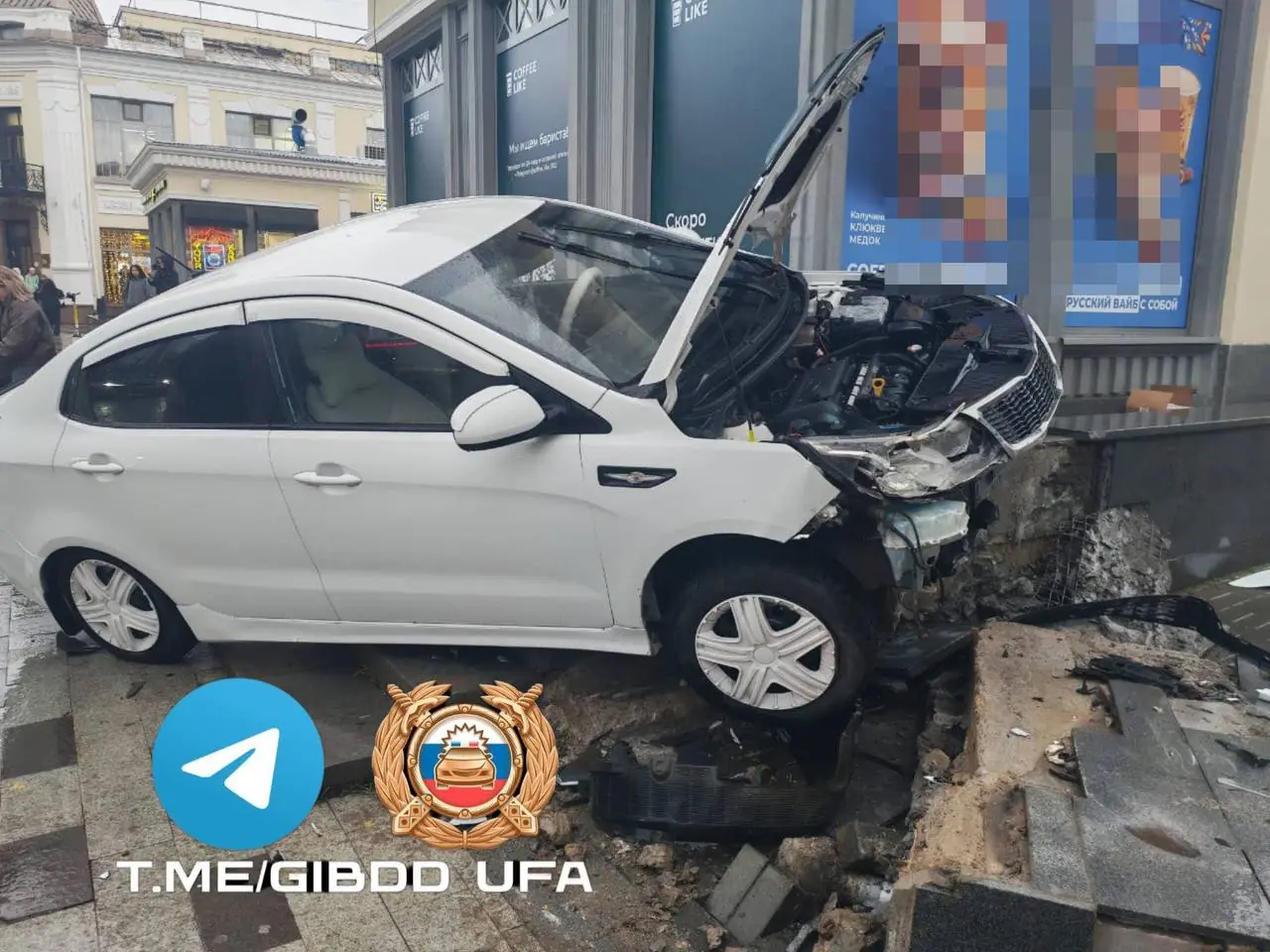 Машина влетела в здание на Гостином дворе в Уфе