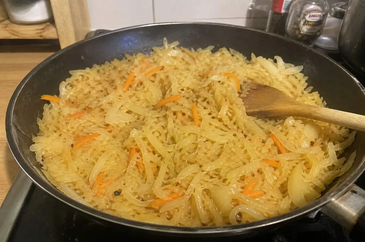 Какая специя делает тушеную капусту сочной и снимает резкий запах: кулинарная хитрость