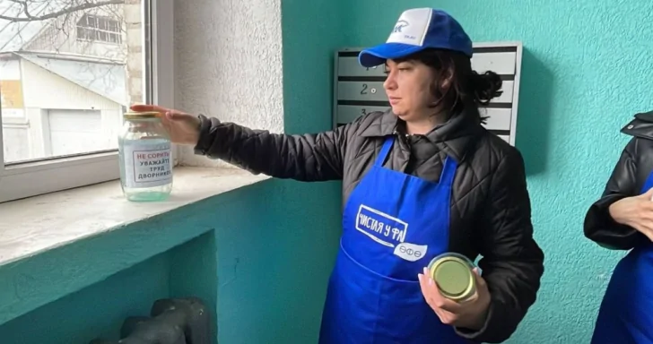 Мэр Уфы подарил жителям одного из домов банки для сигаретных окурков 
