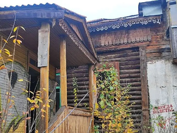 В Уфе заметили «летающую избушку»: загадочный дом-теремок спрятался в центре города