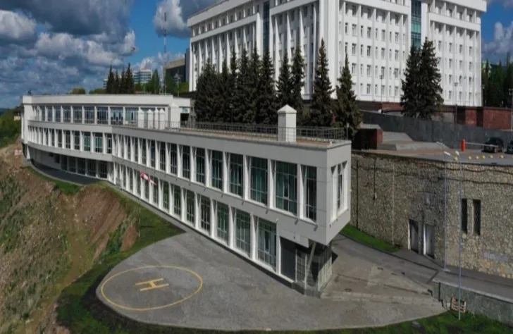 Можно ли чиновникам летать над городом? Возле здания правительства Башкирии обнаружена вертолетная площадка   
