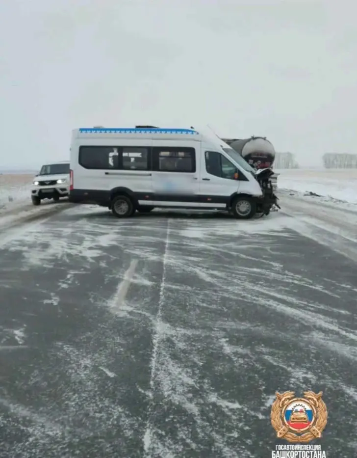 В Башкирии иномарку разорвало напополам после столкновения с автобусом 