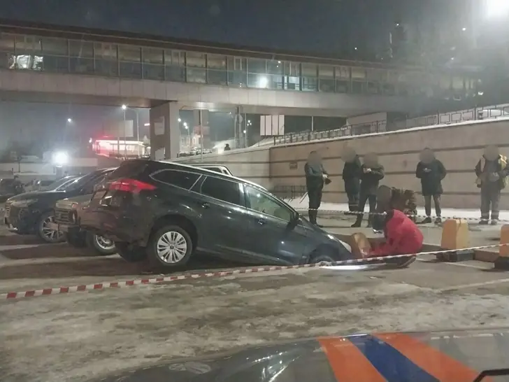 В Уфе автомобиль ушел под землю