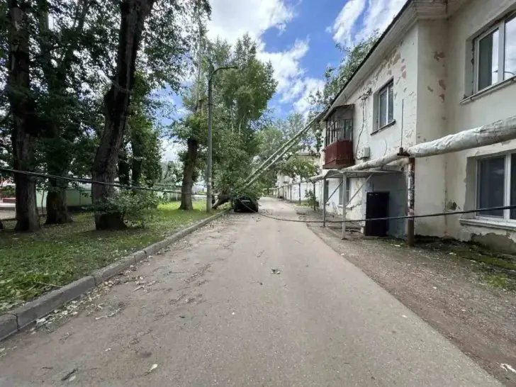 Поваленные деревья и поврежденные машины – последствия урагана в Уфе