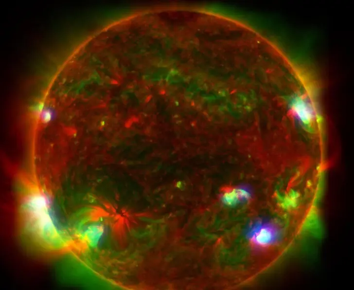 Вспышка класса Х: чудовищная магнитная буря накрыла Землю