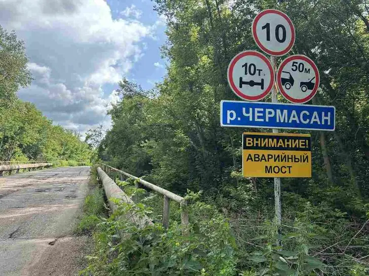 «Через дыры в мосту видно реку»: жители Башкирии требуют срочного ремонта аварийного перехода