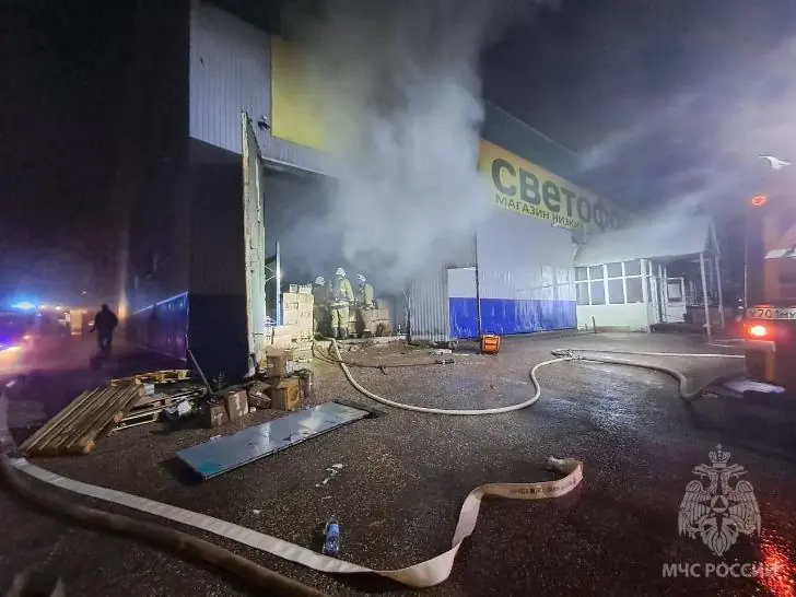 Магазин «Светофор» загорелся ночью в Башкирии