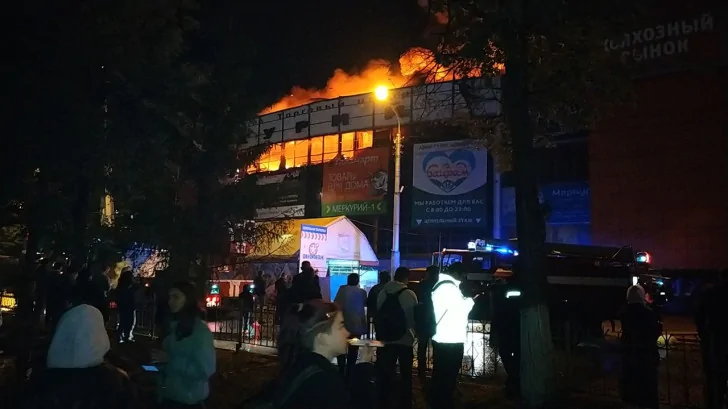 В Уфе горит «Колхозный рынок» — ТЦ «Меркурий». Фото и видео