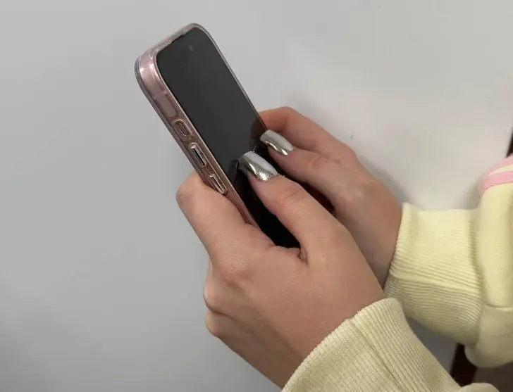 Мошенники нашли новый способ разводить россиян на деньги в WhatsApp*