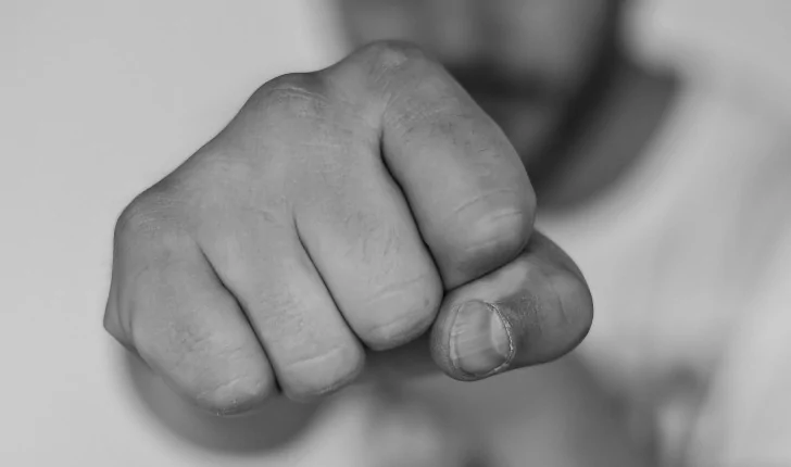 Двое жителей Уфы избили массажистку и пытались отобрать у нее деньги 