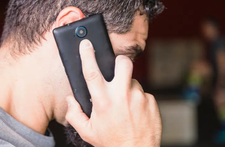 Звонят с номера 900: кто сбрасывает звонок сразу после набора — и зачем?